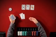 Thời điểm áp dụng bluff trong poker là gì để phù hợp với màn chơi?